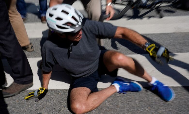 Biden se cae de la bici durante un paseo por la playa