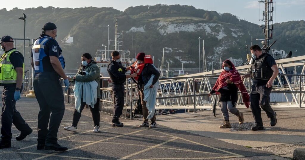 Boris Johnson defiende el plan británico para monitorear electrónicamente a los refugiados