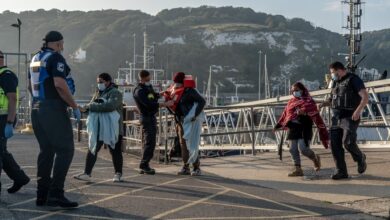 Boris Johnson defiende el plan británico para monitorear electrónicamente a los refugiados