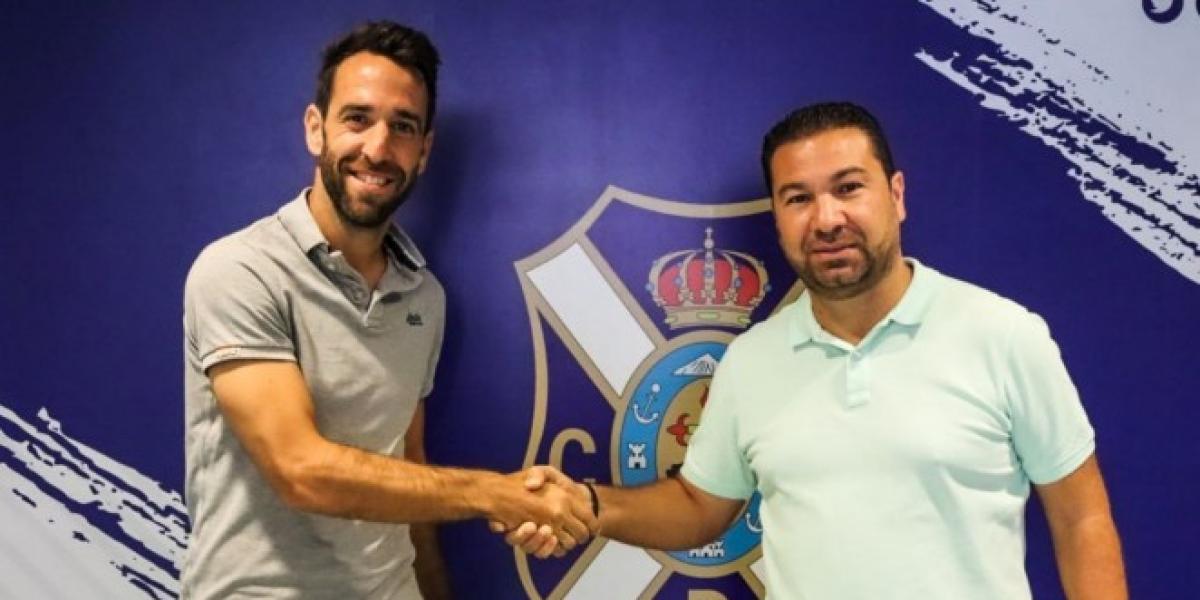 Carlos Ruiz renueva con el Tenerife y cumplirá su décima temporada