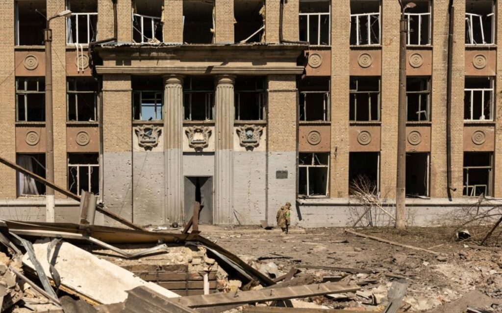 Casi mil 900 centros escolares han sido atacados en Ucrania: Save the Children