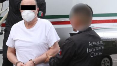 César Duarte llega al hangar de la FGR en el AICM | Fotos y video