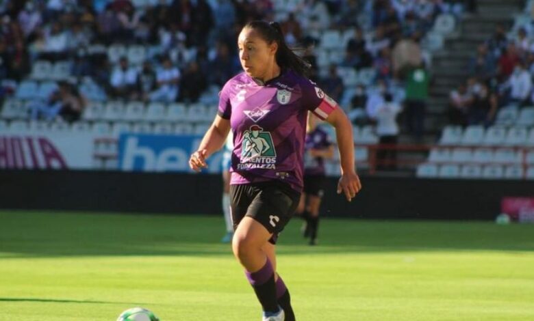 Charlyn Corral le da la bienvenida a Jenni Hermoso