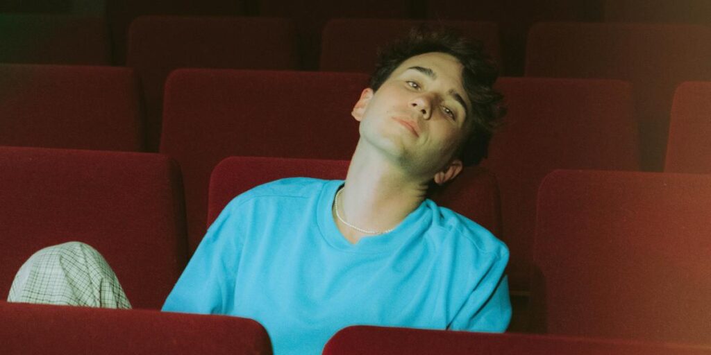 Cheti lanza el himno del verano 'No hay verano sin beso' y confiesa su amor a Nadal