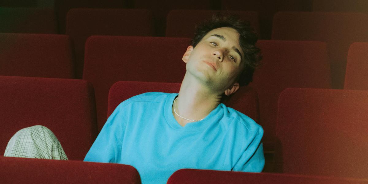 Cheti lanza el himno del verano 'No hay verano sin beso' y confiesa su amor a Nadal