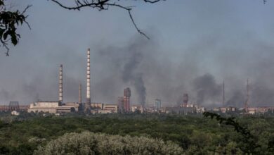 Cientos de civiles y militares ucranios se refugian en una fábrica de Severodonetsk, el principal frente de guerra en Donbás