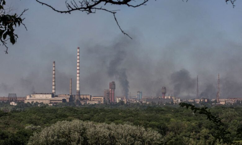 Cientos de civiles y militares ucranios se refugian en una fábrica de Severodonetsk, el principal frente de guerra en Donbás