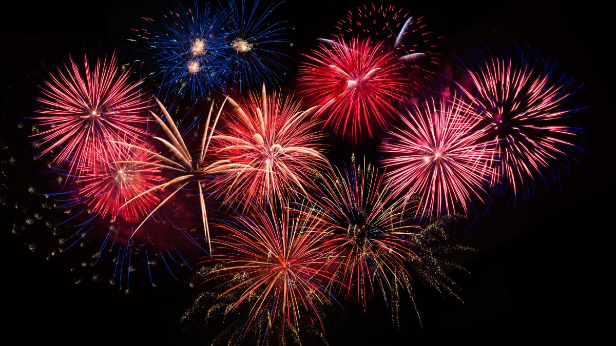 Ciudades rechazan fuegos artificiales por escasez y peligros de incendio