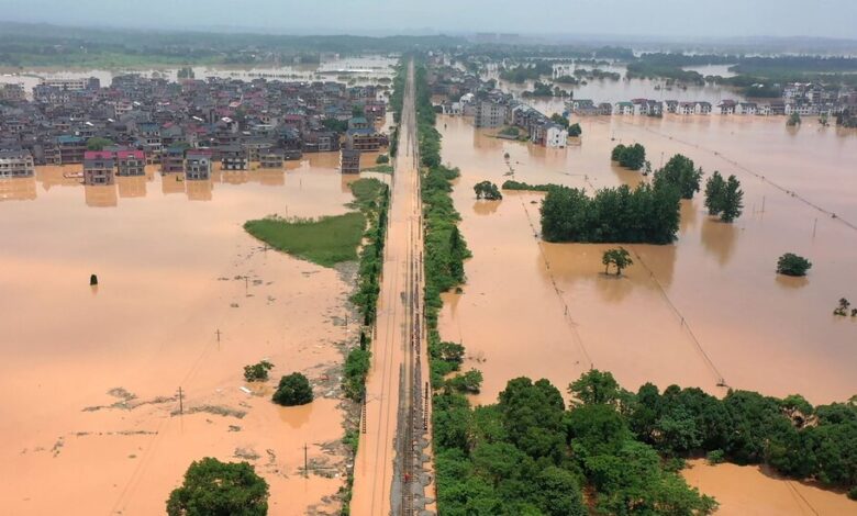 Clima extremo golpea a China con inundaciones masivas y calor abrasador