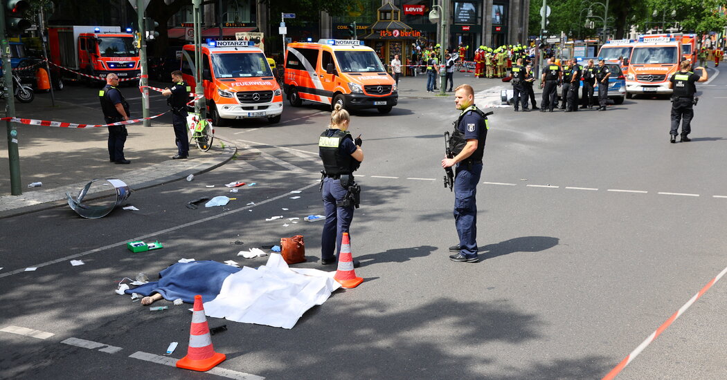 Coche choca contra una multitud en Berlín, matando a 1 e hiriendo a una docena