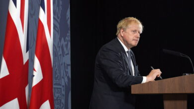 Con Irlanda del Norte y los migrantes, Johnson balancea el garrote de la política de supervivencia