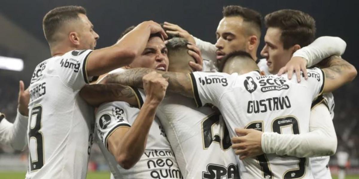 Corinthians vence a Goiás y alcanza a Palmeiras en el liderato