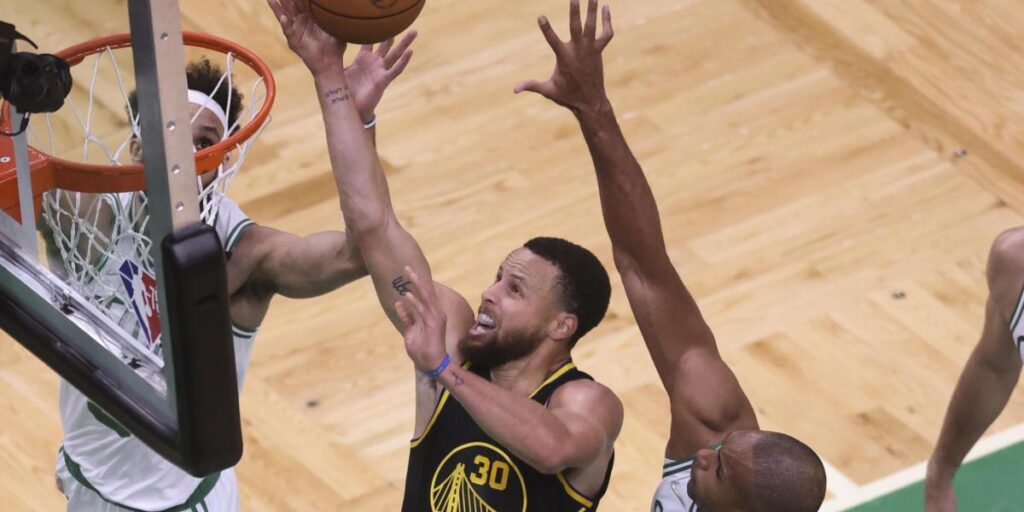 Curry, cero triples por primera vez en 133 partidos de playoff