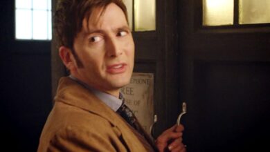 David Tennant de Doctor Who emerge de la TARDIS en un nuevo video del set