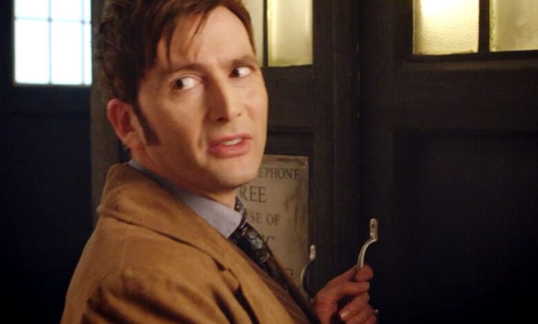 David Tennant de Doctor Who emerge de la TARDIS en un nuevo video del set