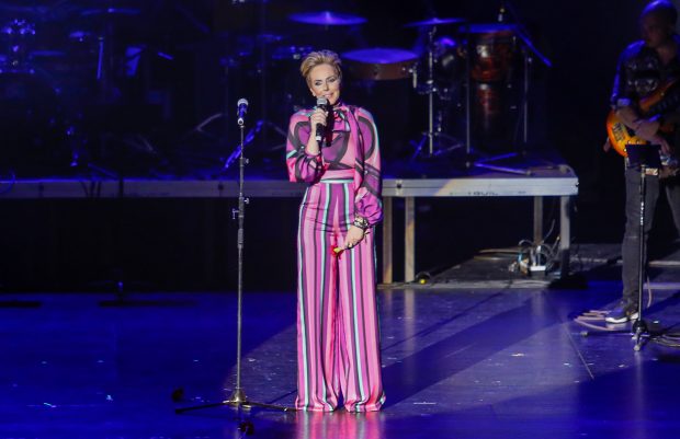 Rocío Carrasco con un micrófono / Gtres