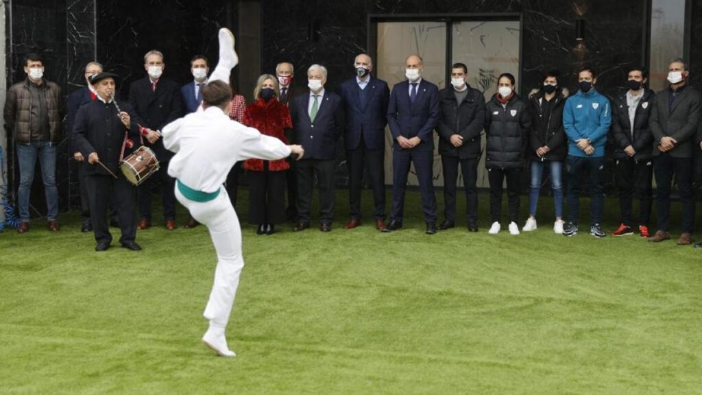 Del un símbolo más en Lezama a Erika se merecía otro homenaje