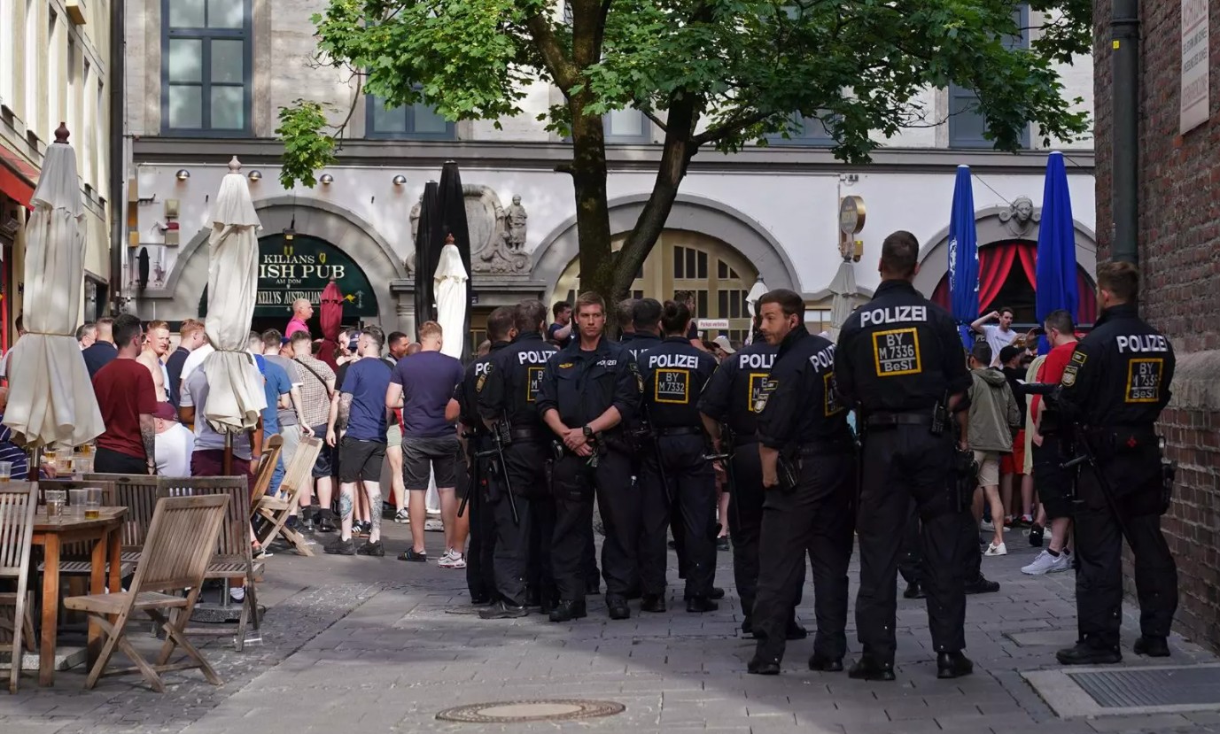 Detienen a tres ‘hooligans’ ingleses por hacer el saludo nazi en Múnich | Video