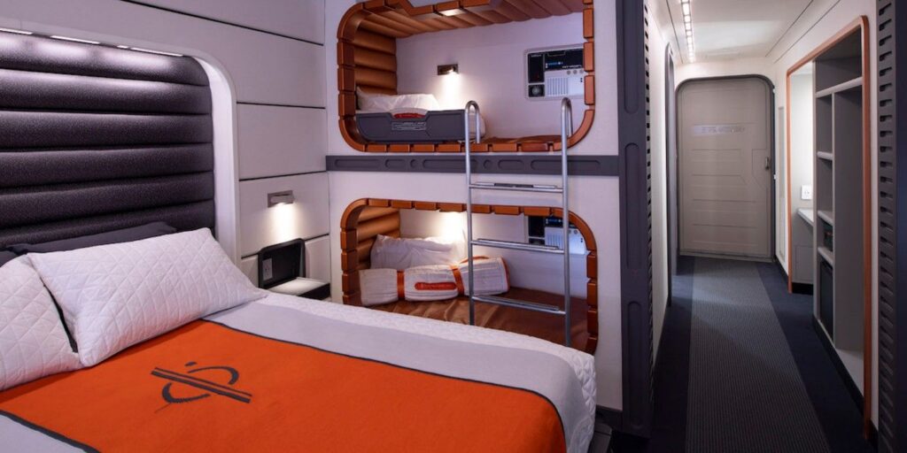 Disney está pagando a los fanáticos para descubrir por qué el hotel de Star Wars fue bombardeado