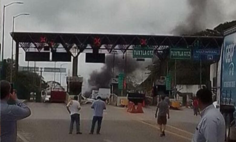 Disputan con armas puestos de venta en autopista en Las Choapas, Chiapas