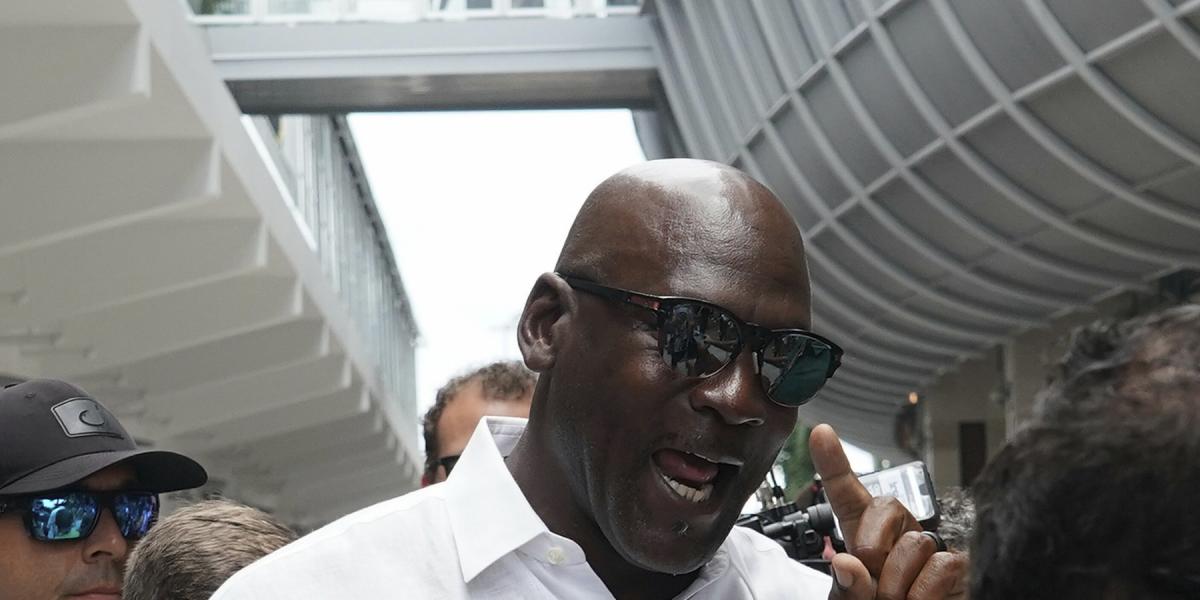 Dos amigos esperan a LaMelo a la salida... ¡Y se encuentran a Michael Jordan!