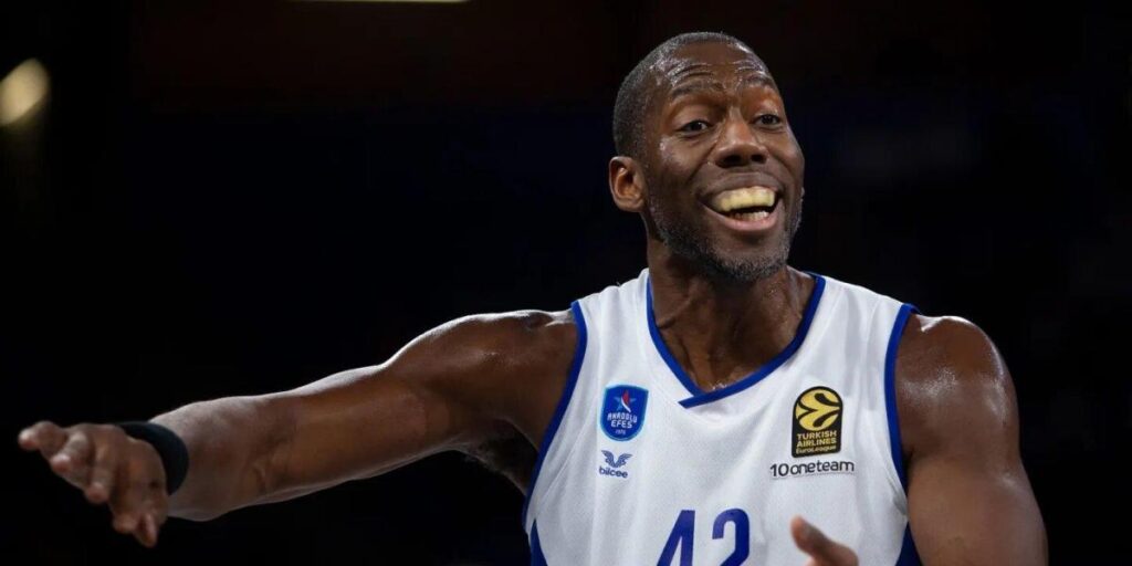 Dunston renueva por un año con el Efes