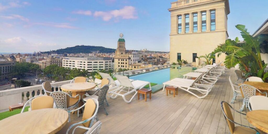 El 'SkyBar' de Plaza Catalunya, un oasis en el centro de Barcelona