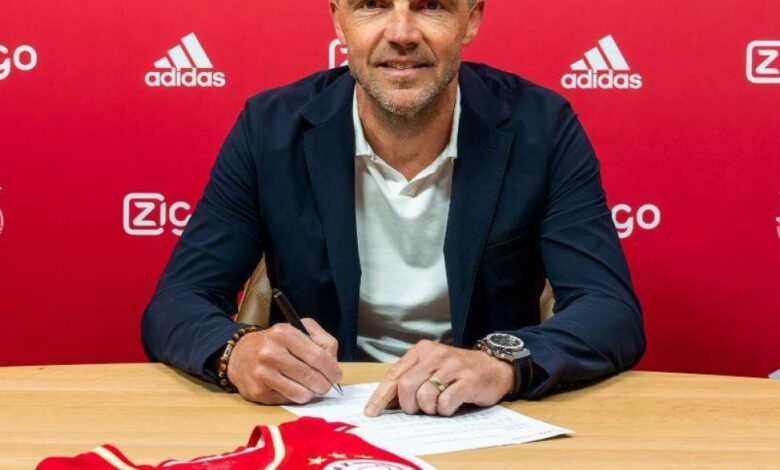 El Ajax presenta a Schreuder un mes después de su fichaje