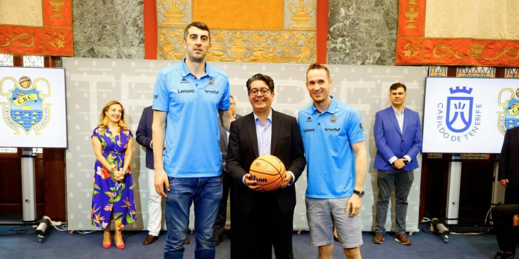 El Cabildo homenajea al Lenovo Tenerife