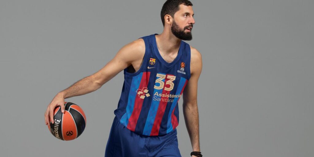 El FC Barcelona presenta la camiseta para la temporada 2022/23