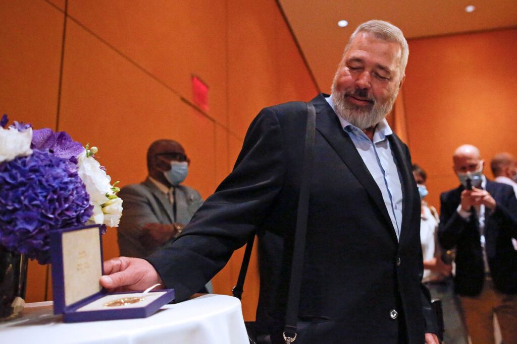 El Nobel de la paz ruso Dmitri Muratov subasta la medalla del premio para los niños desplazados de Ucrania