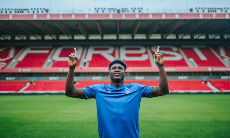 El Nottingham Forest anuncia a Awoniyi