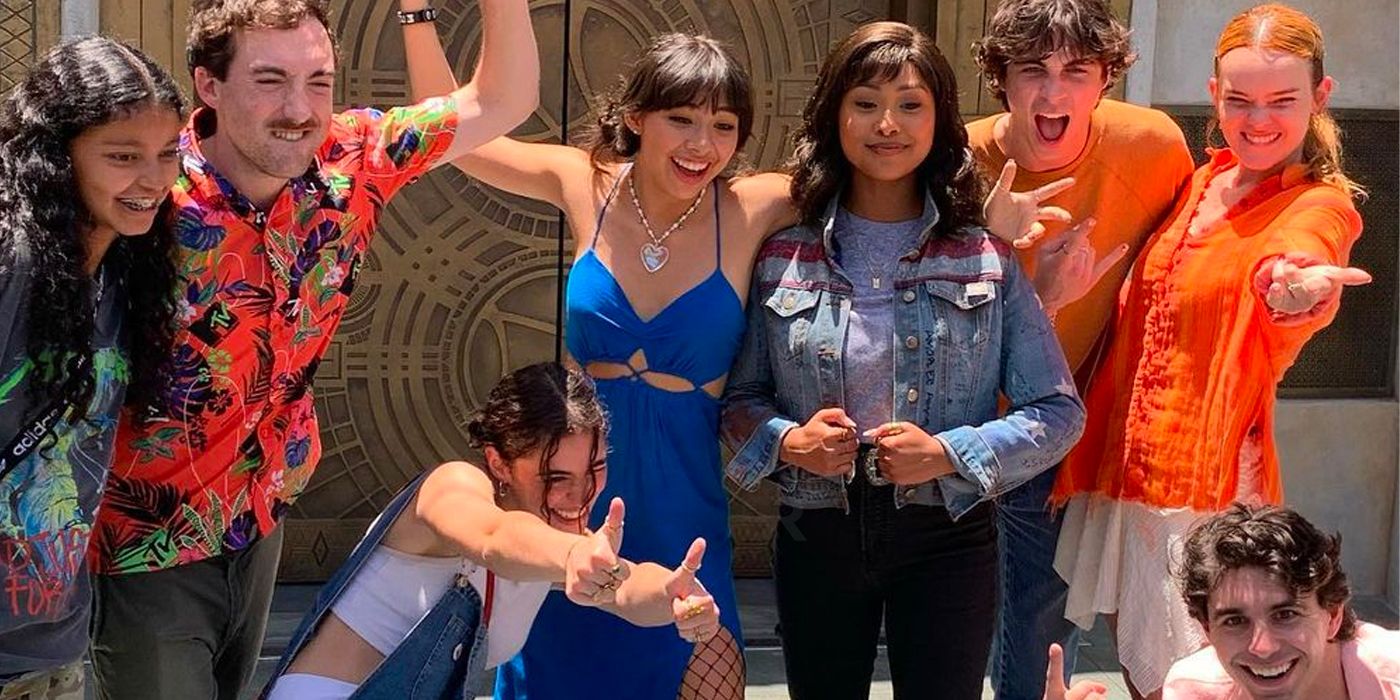 El actor de MCU America Chavez posa con su contraparte de Disneyland en una nueva imagen