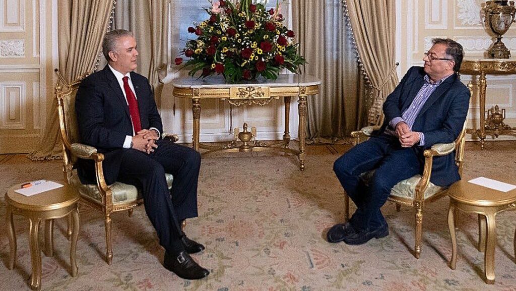 El apretón de manos de dos presidentes que se dan la espalda