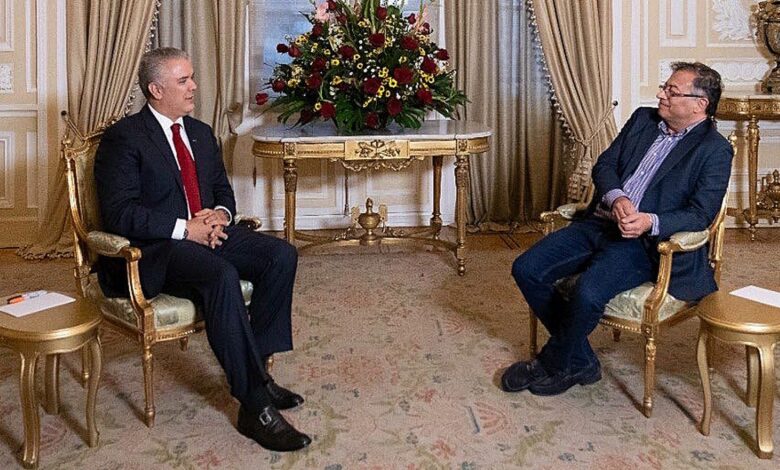 El apretón de manos de dos presidentes que se dan la espalda