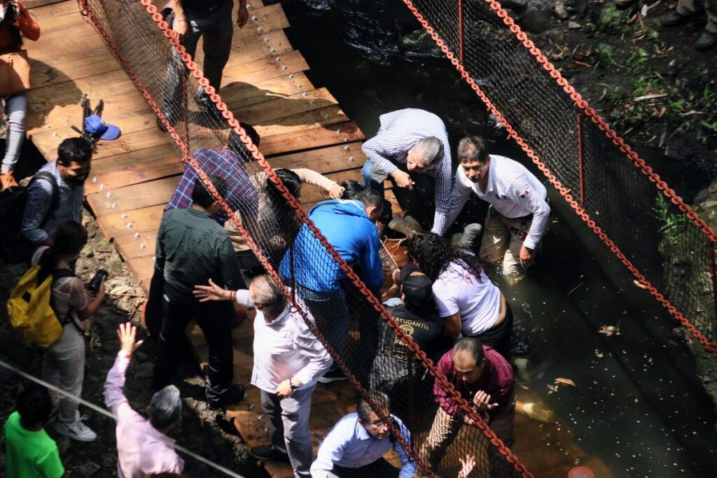 El colapso de un puente colgante en Cuernavaca provoca al menos una veintena de heridos