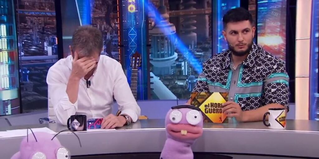 El incómodo momento que han vivido Pablo Motos y Omar Montes al dar la tarjeta de 'El Hormiguero'
