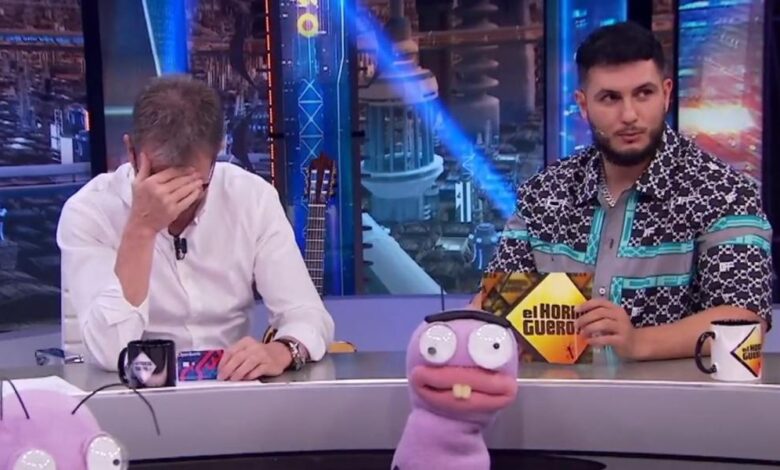 El incómodo momento que han vivido Pablo Motos y Omar Montes al dar la tarjeta de 'El Hormiguero'