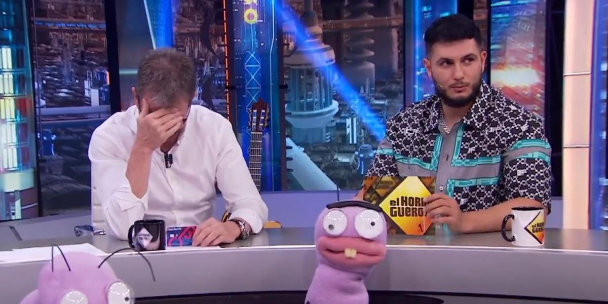 El incómodo momento que han vivido Pablo Motos y Omar Montes al dar la tarjeta de 'El Hormiguero'