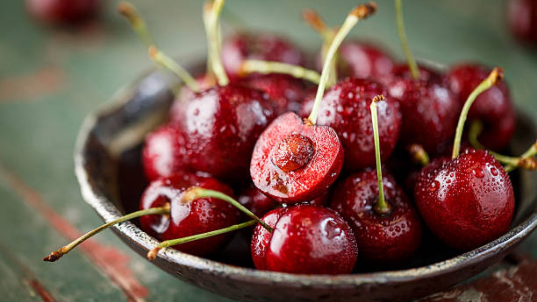 El ingenioso truco para deshuesar las cerezas de forma rápida