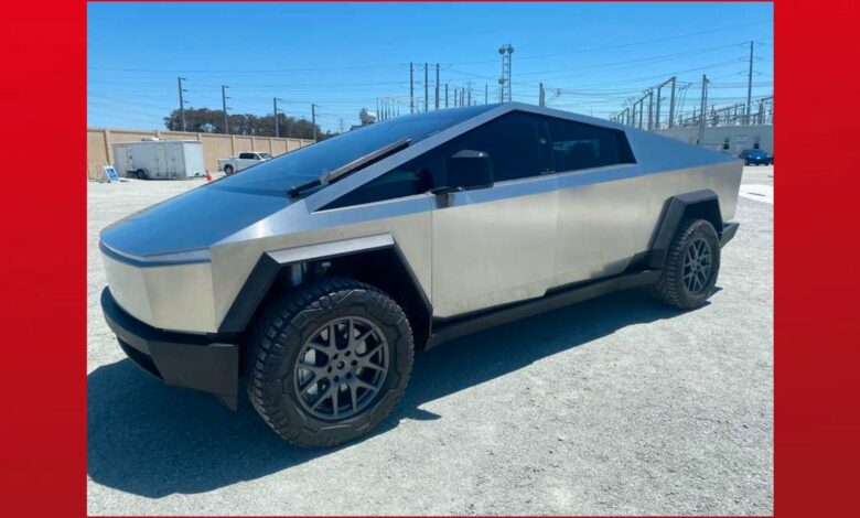 El interior de este prototipo de Tesla Cybertruck parece aburrido