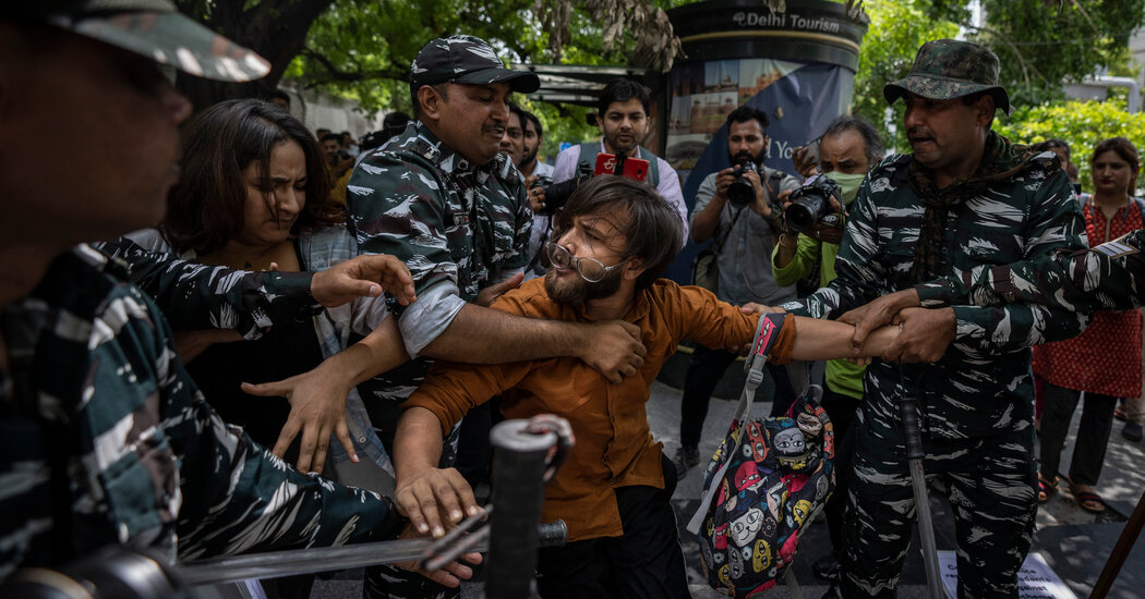 El plan de reclutamiento militar de la India alimenta la ira y las protestas