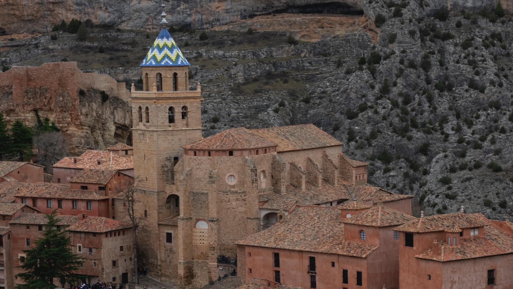 El pueblo rojo de España que te trasladará a la época Medieval