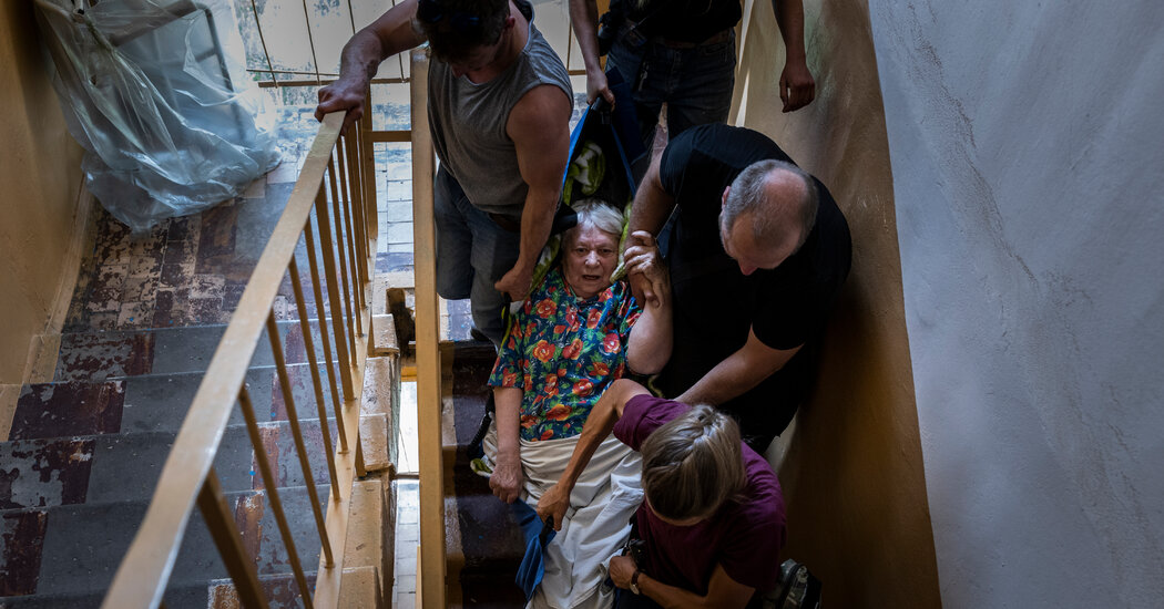 En Ucrania, evacuando a los vulnerables en medio del terror de la guerra