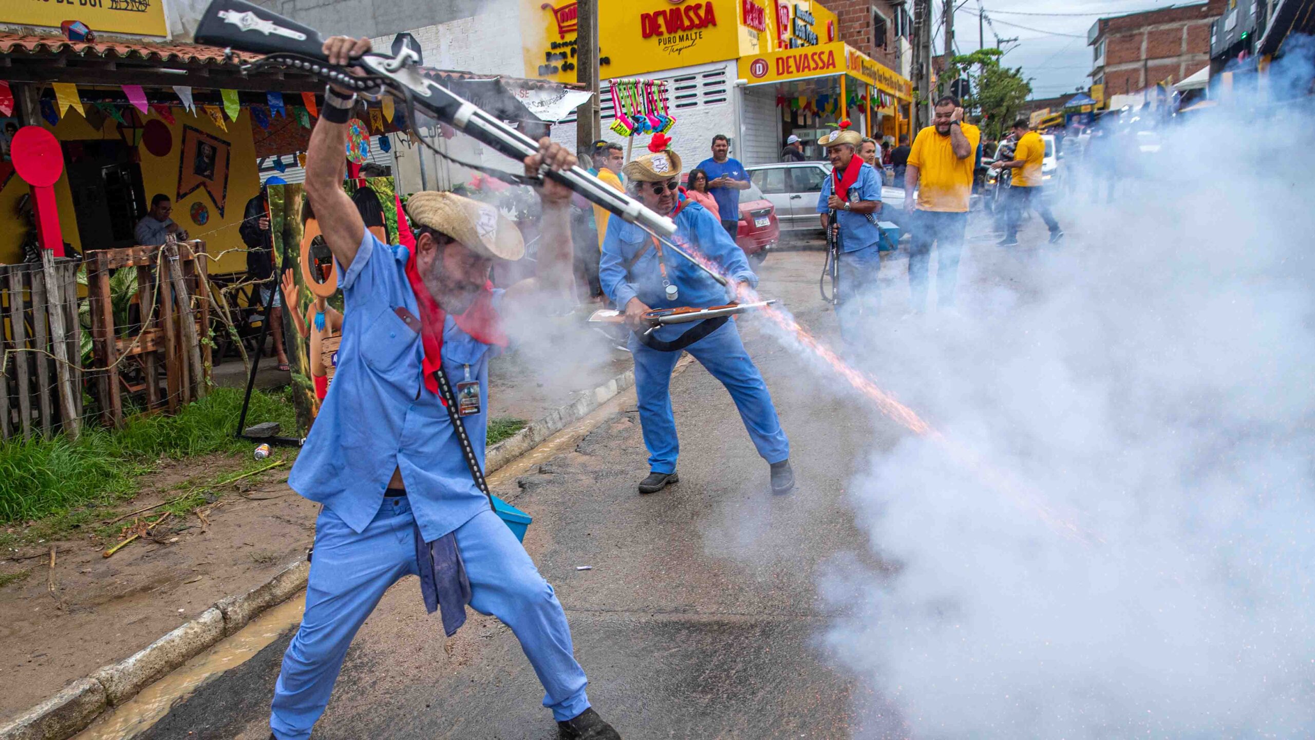 En video: la llamativa tradición que consiste en bailar y hacer disparos al suelo