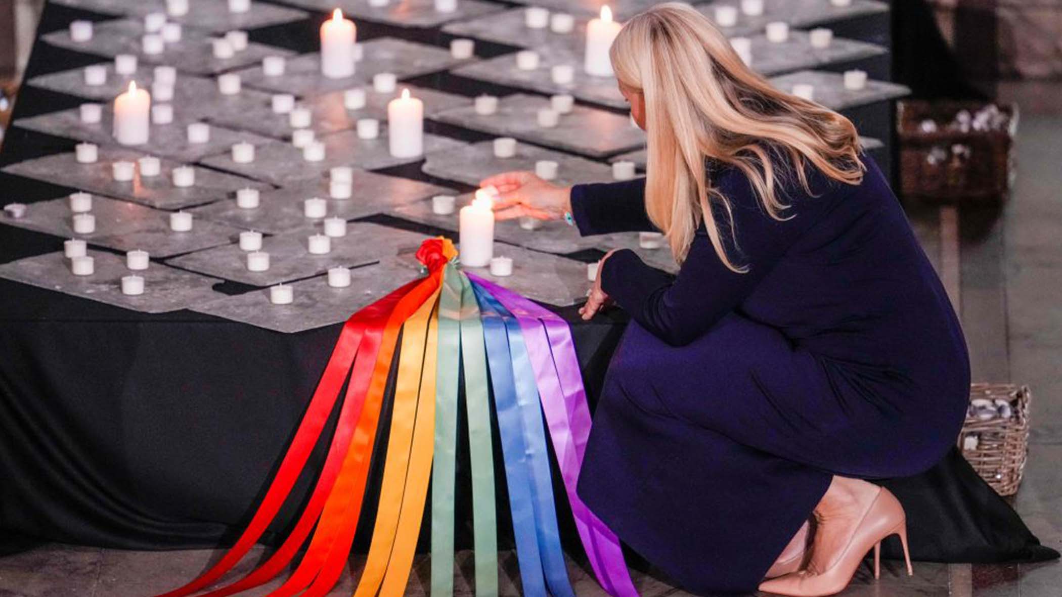 Entre lágrimas y tristeza: Noruega lamenta a víctimas de tiroteo en festival del orgullo gay