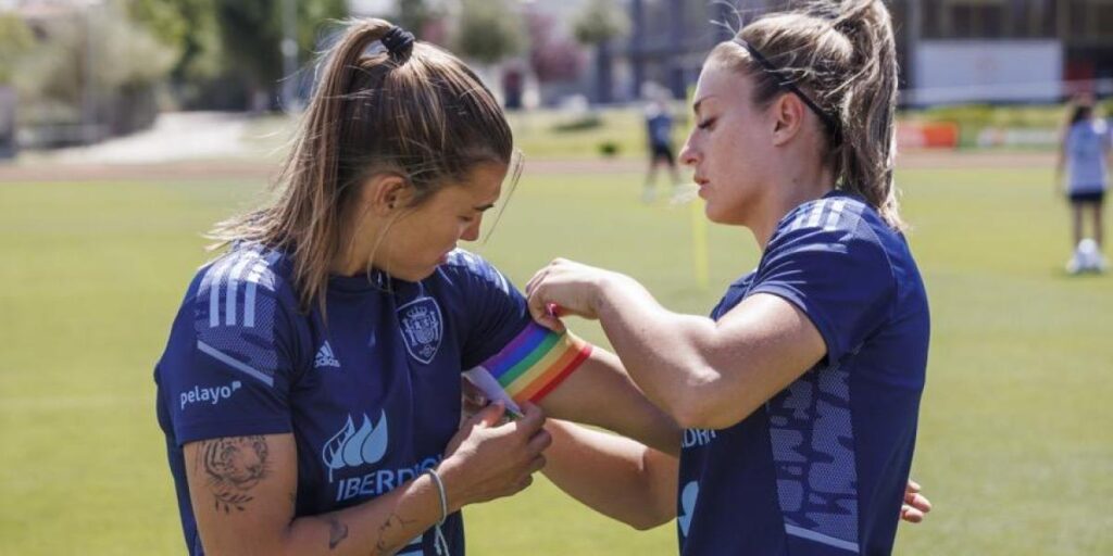 España lucirá brazalete arcoíris contra Australia