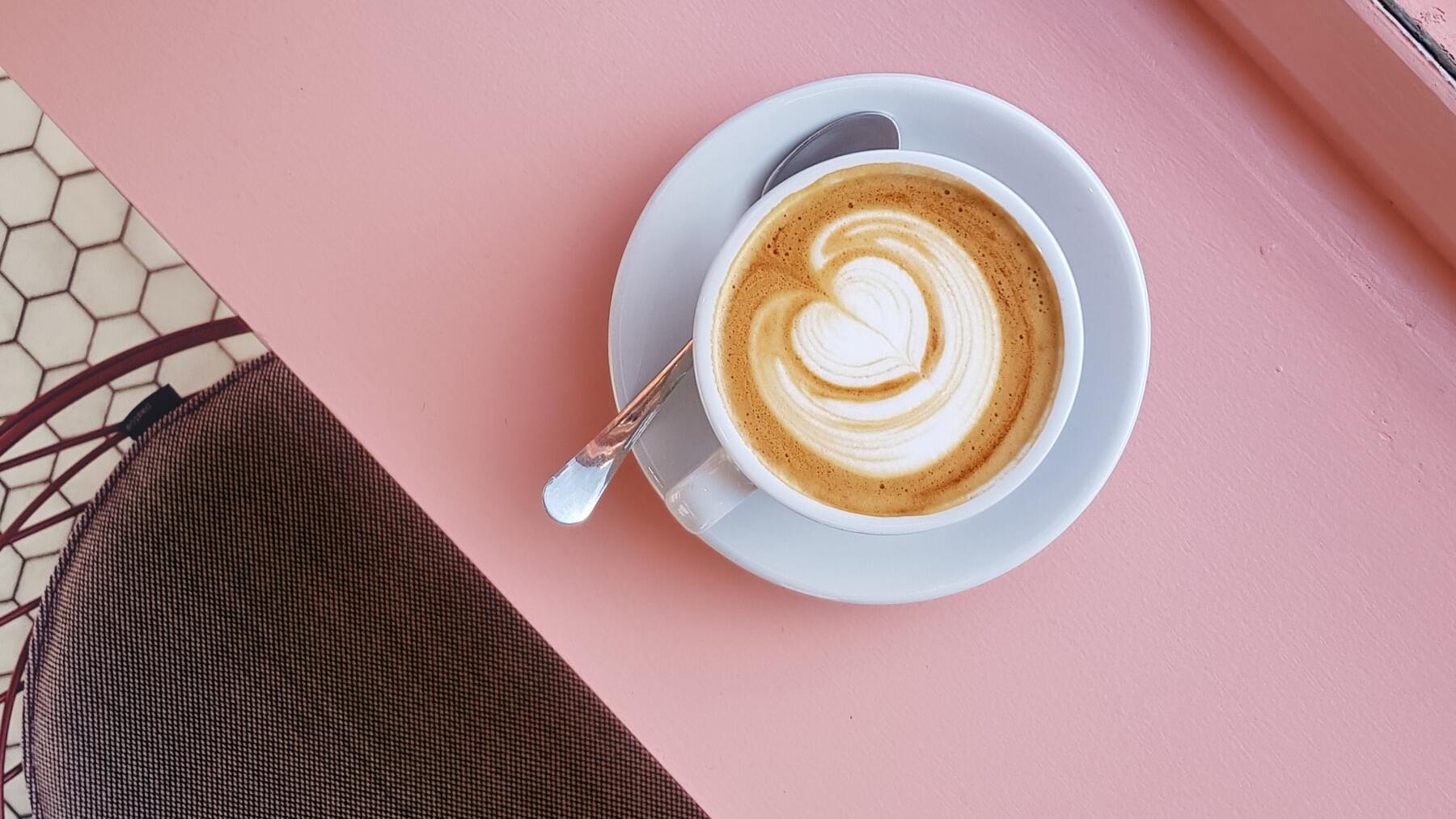 Espuma en el café gracias al trucazo casero del microondas