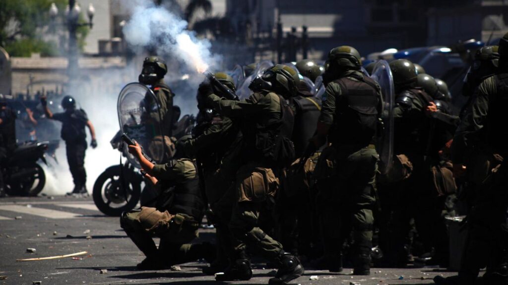 Exguerrilleros, un torturador y dos gendarmes farsantes: comercio antidisturbios en el G-20