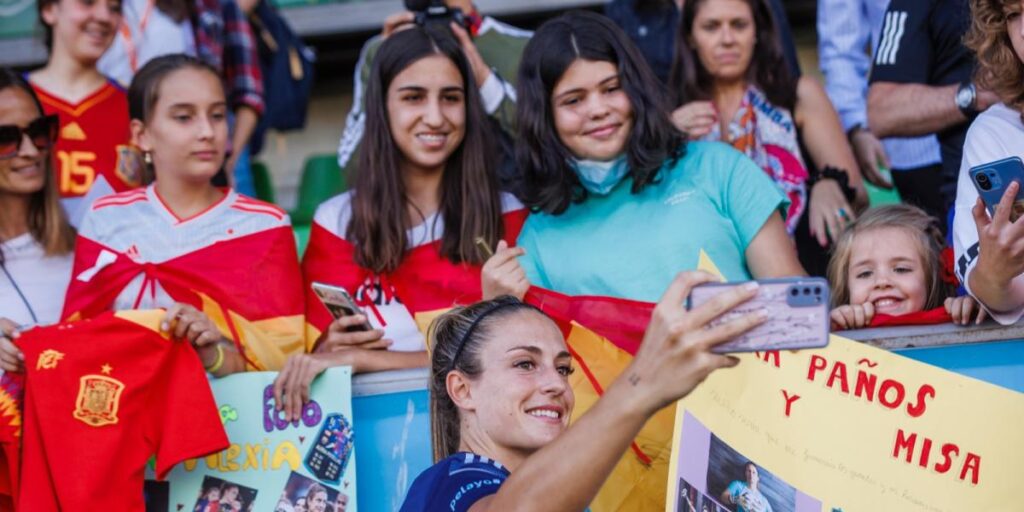 Expectación para seguir el entrenamiento abierto de la Roja